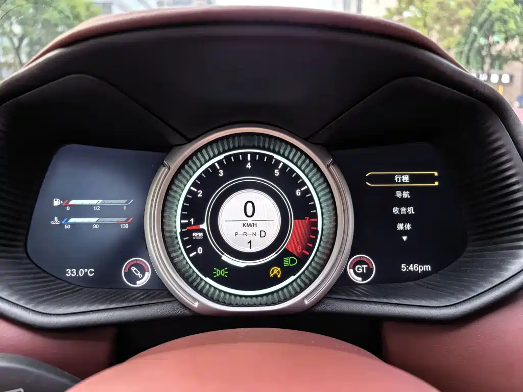 Aston Martin DB11 — миниатюра 8