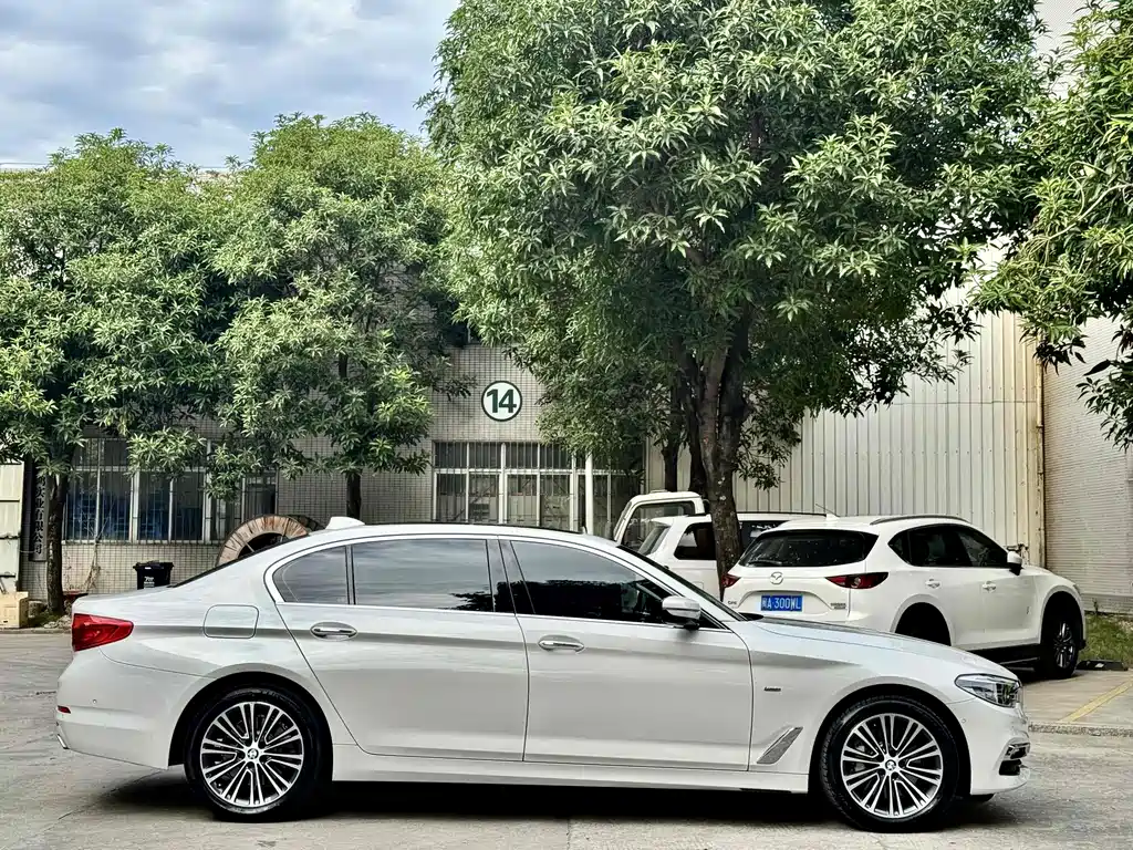 BMW 5 Series — миниатюра 10