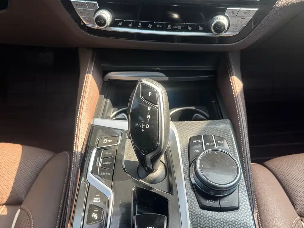 BMW 5 Series New Energy — миниатюра 13