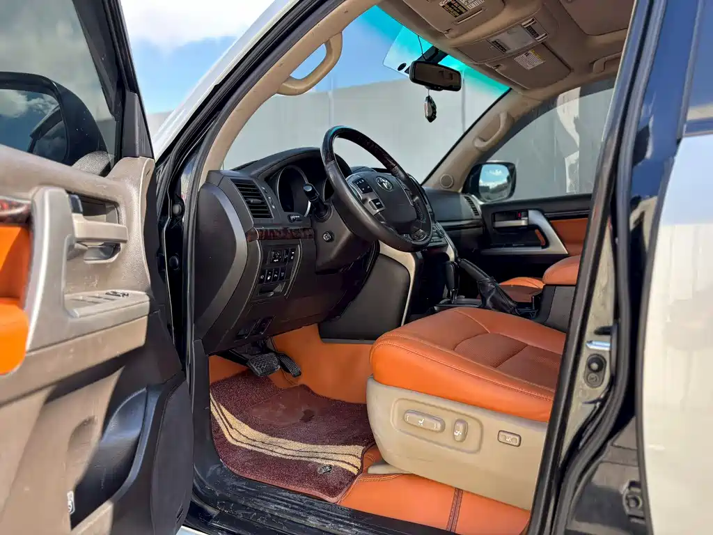 Toyota Land Cruiser 2010 5.7L AT
