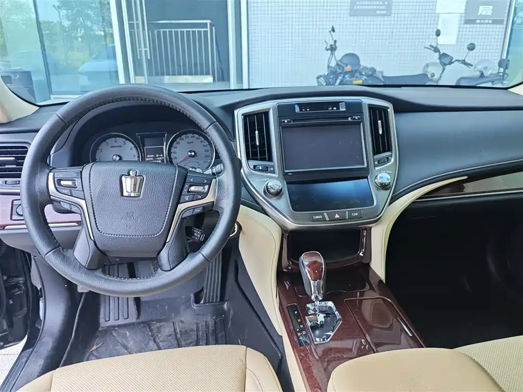 Toyota Crown — миниатюра 6