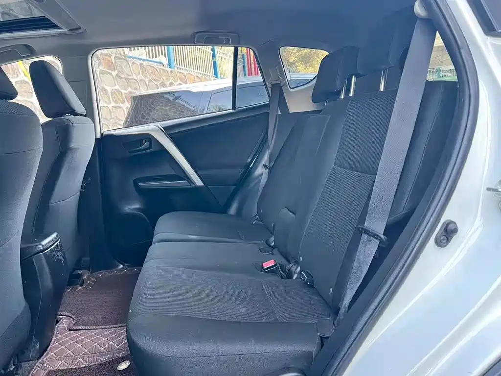 Toyota RAV4 — миниатюра 6