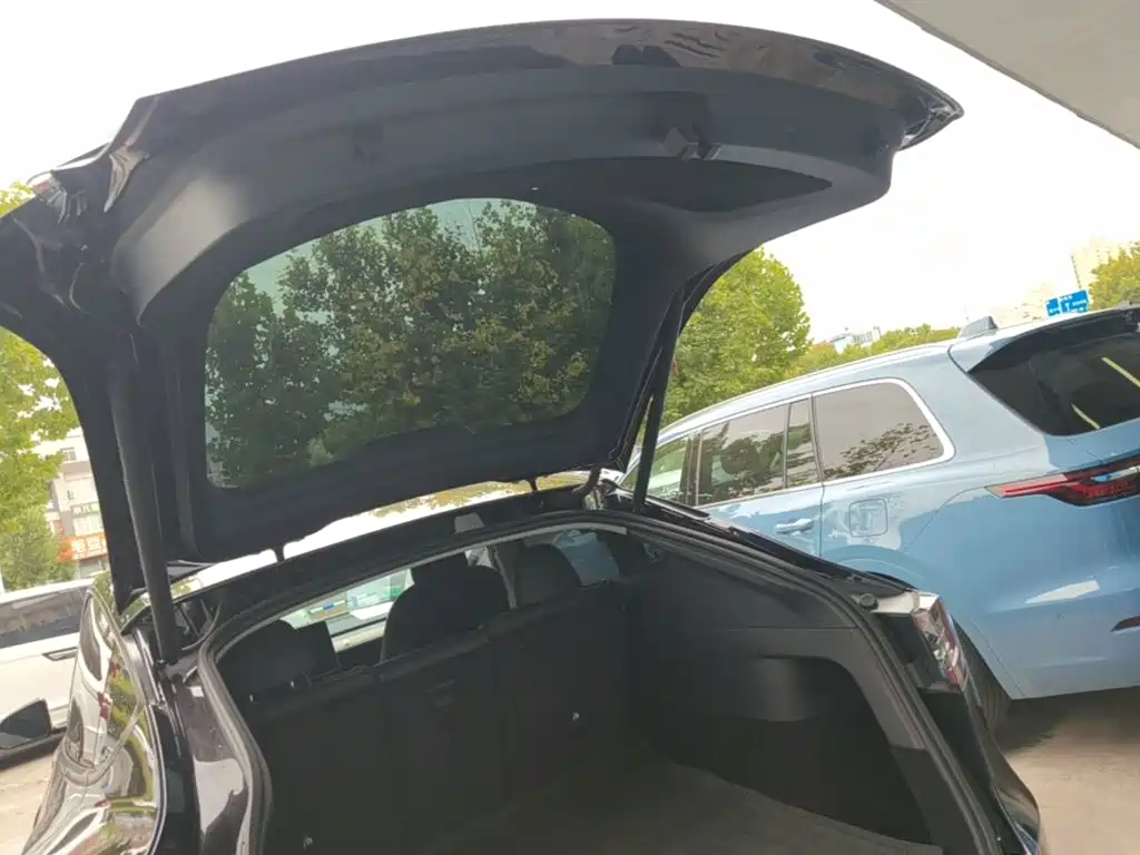 Tesla Model Y — миниатюра 19