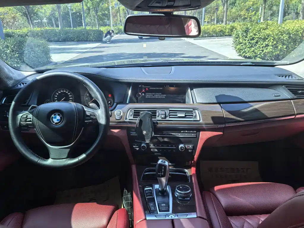 BMW 7 Series — миниатюра 5