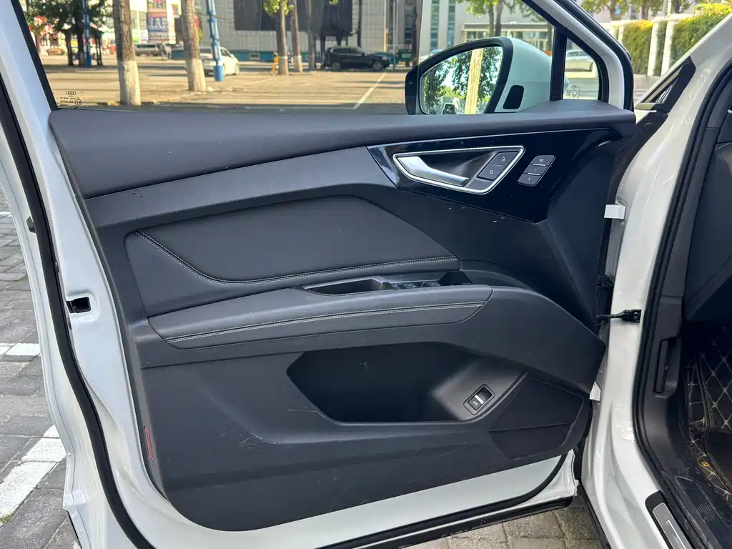 Audi Q4 e-tron — миниатюра 15