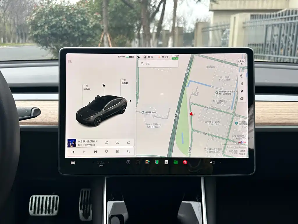 TESLA MODEL 3