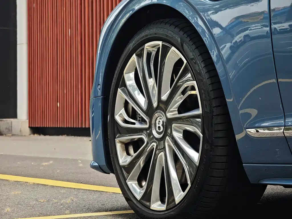 Bentley Flying Spur PHEV — миниатюра 24
