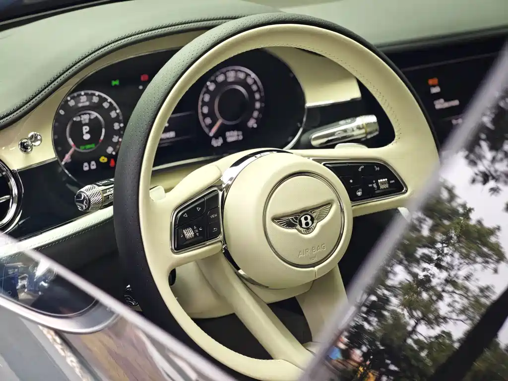 Bentley Flying Spur PHEV — миниатюра 11
