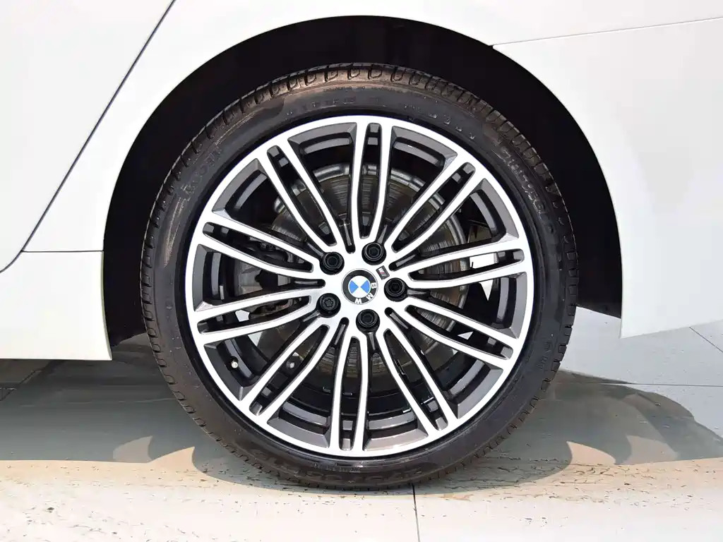 BMW 5 Series — миниатюра 14