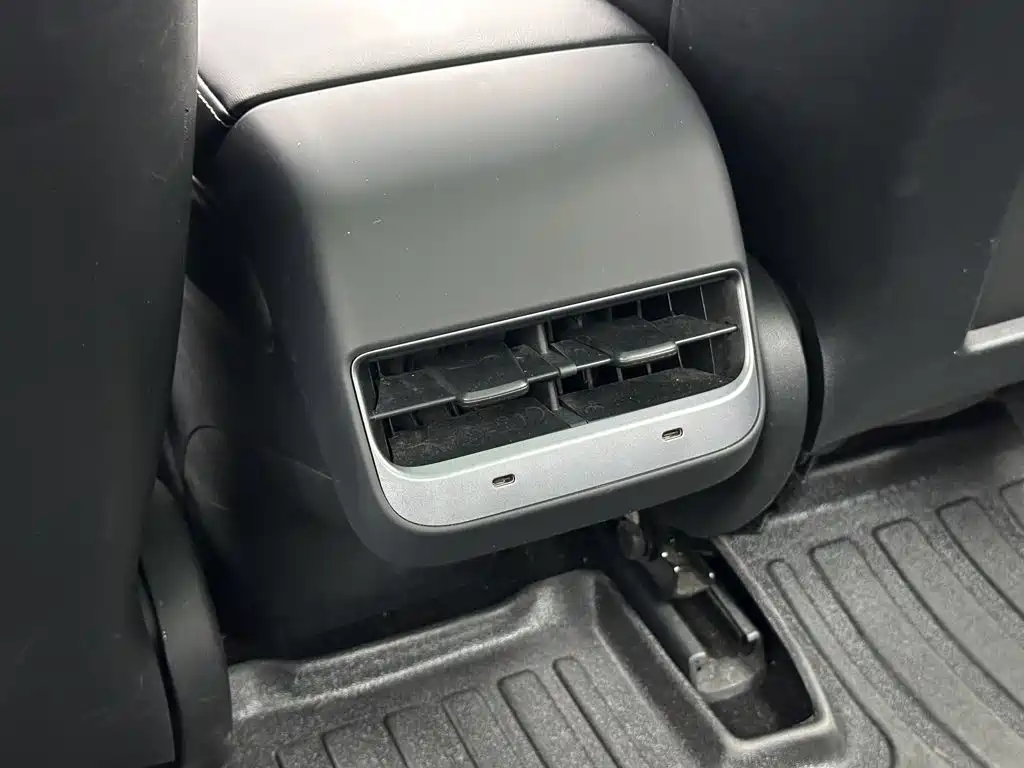 Tesla Model 3 — миниатюра 18