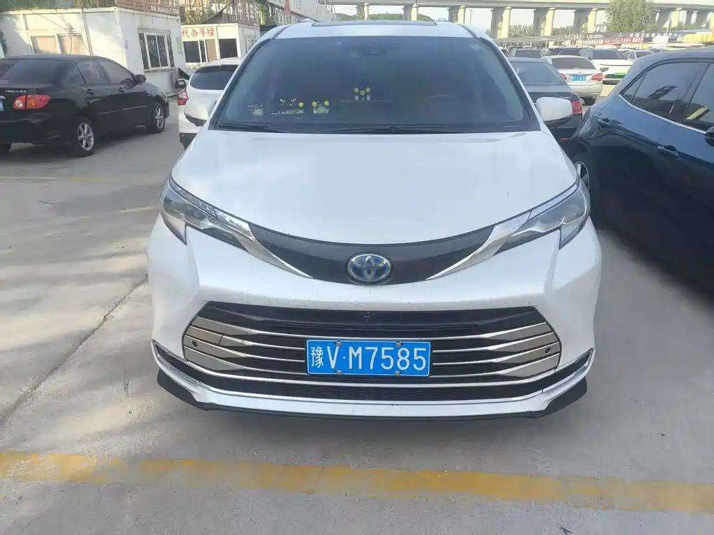 Toyota Sienna — миниатюра 2