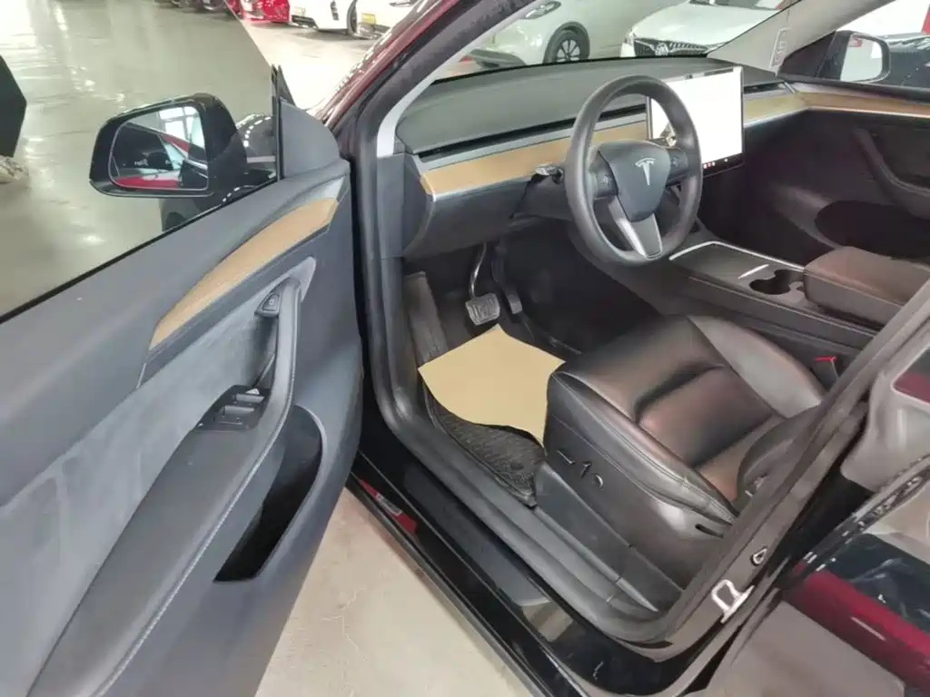 Tesla Model Y — миниатюра 16