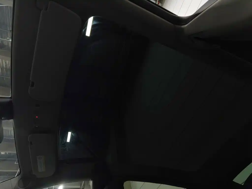 Tesla Model Y — миниатюра 14