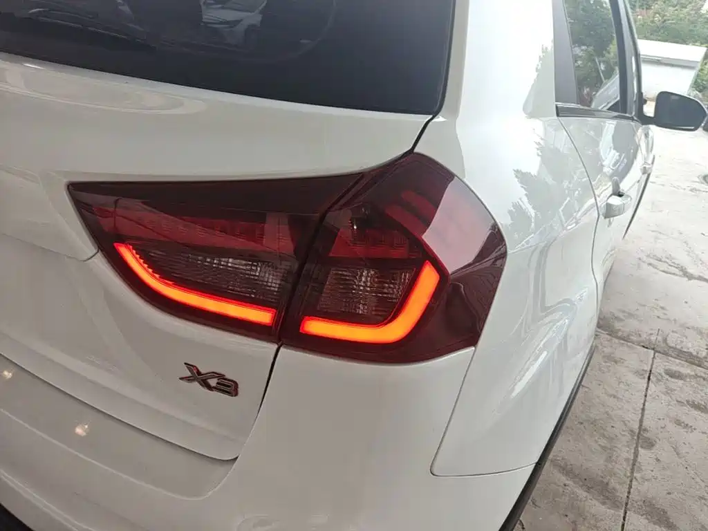 Geely Vision X3 — миниатюра 8