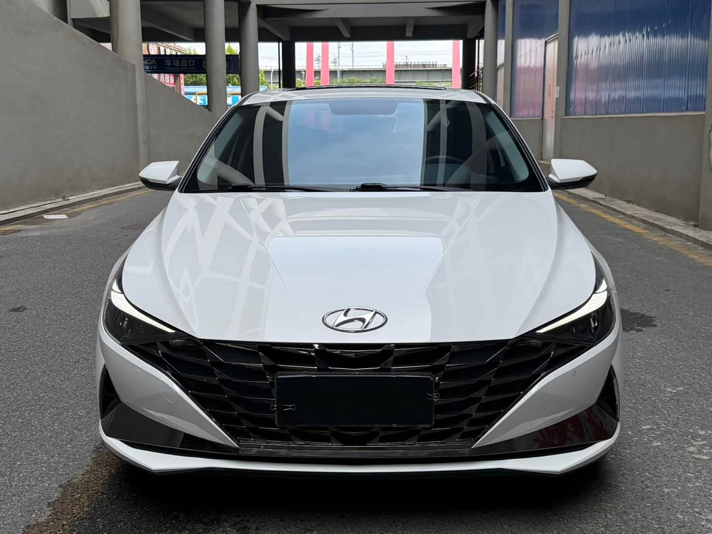 Hyundai Elantra 1.5 л 2023 г. Белый, пробег 12000 км