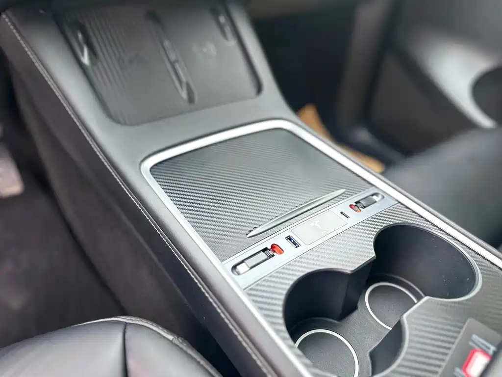 Tesla Model Y — миниатюра 8