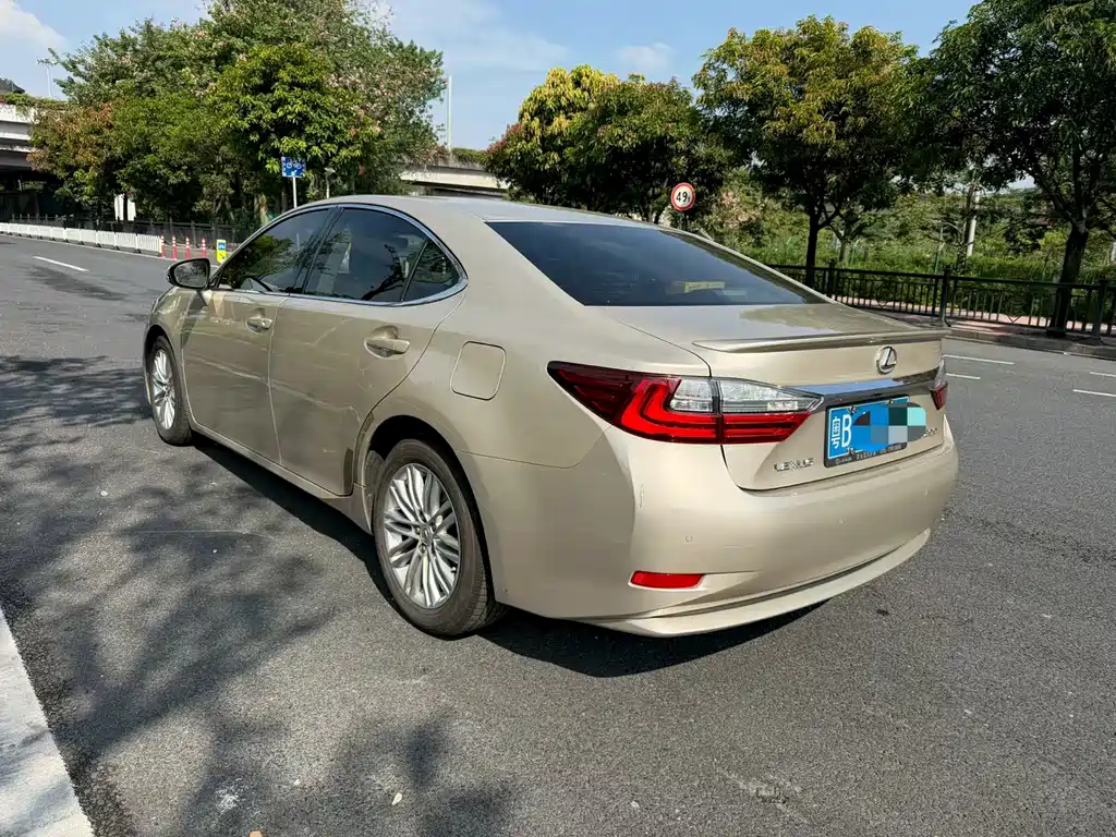 Lexus ES — миниатюра 5