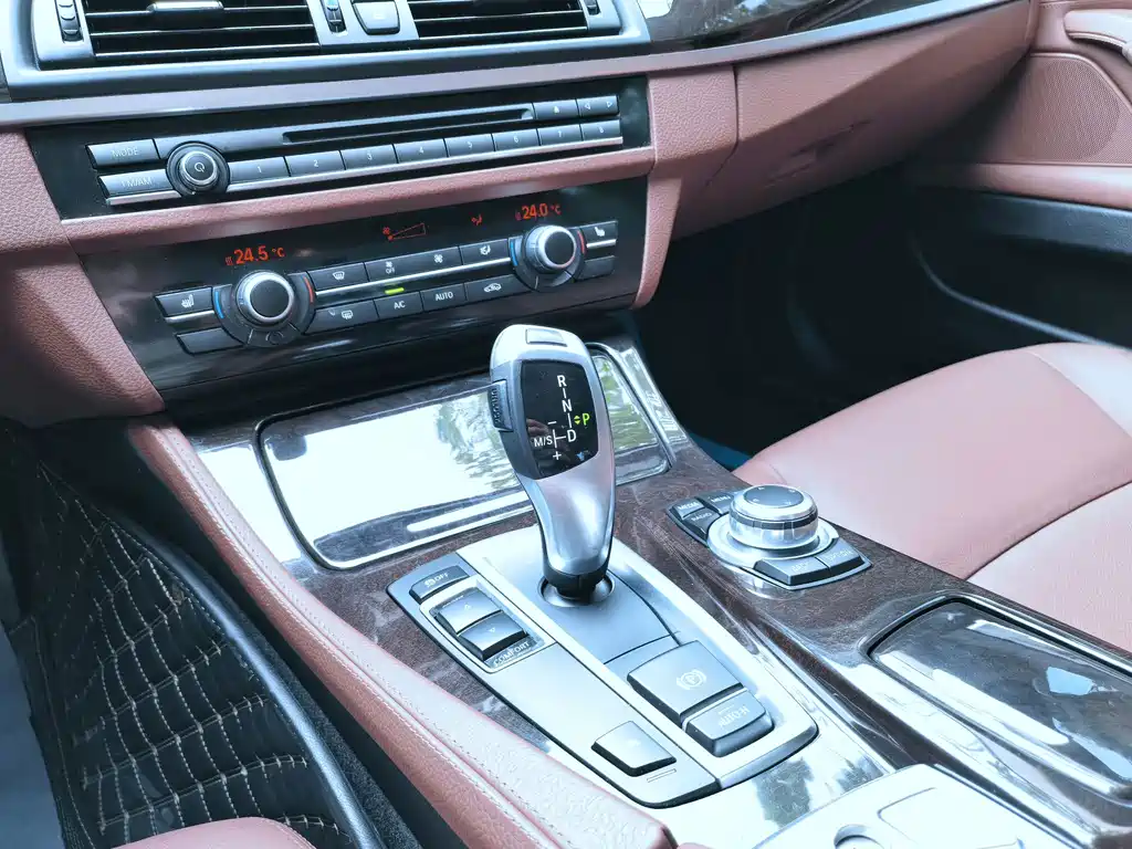 BMW 5 Series — миниатюра 10