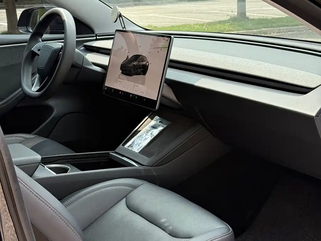 Tesla Model 3 — миниатюра 7