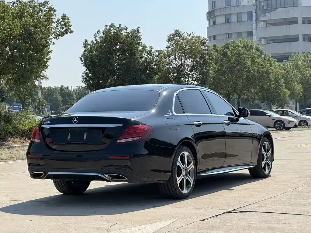 Mercedes-Benz E-Class — миниатюра 8