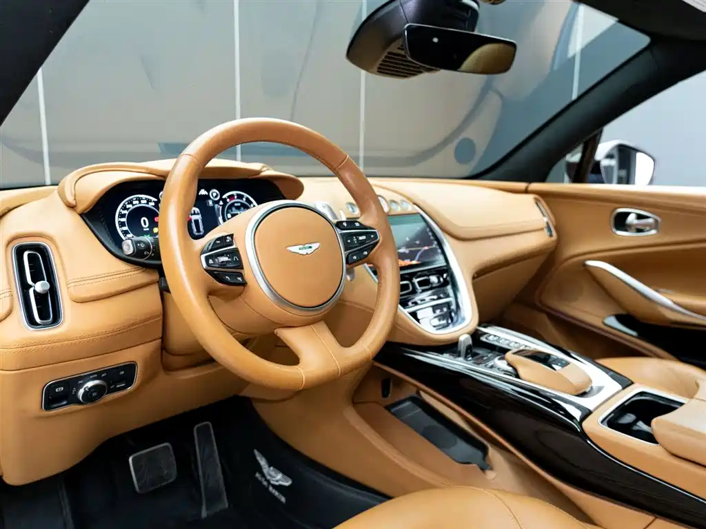Aston Martin DBX 2024 4.0T V8