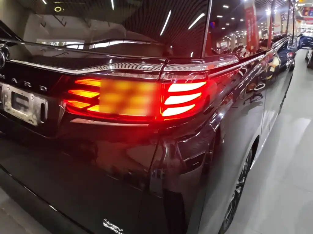 Toyota Alphard — миниатюра 8