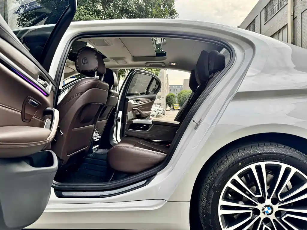 BMW 5 Series — миниатюра 8