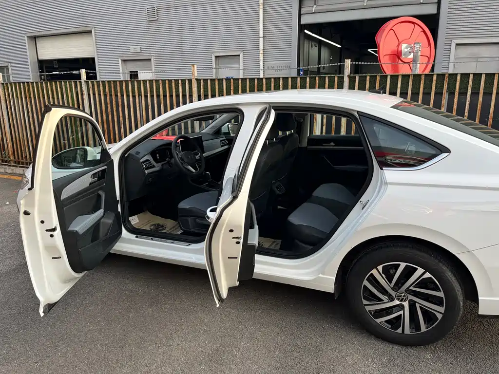 Volkswagen Lavida — миниатюра 4