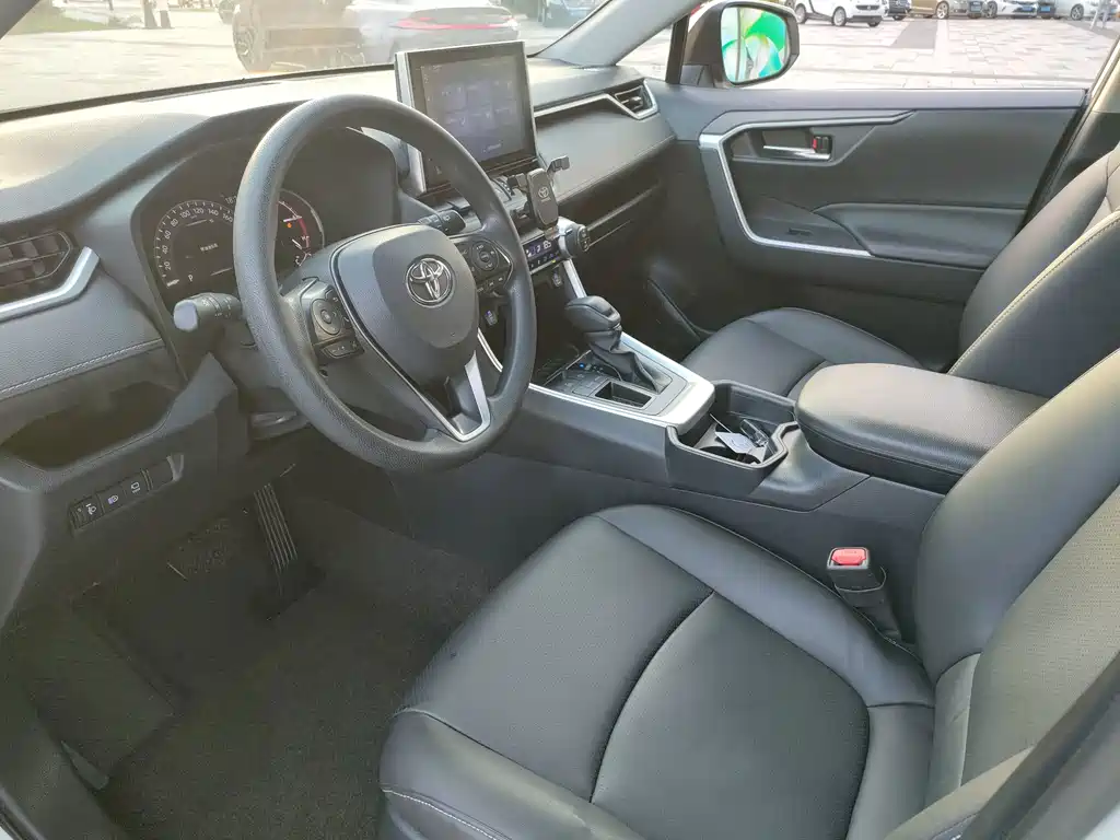 Toyota RAV4 — миниатюра 8