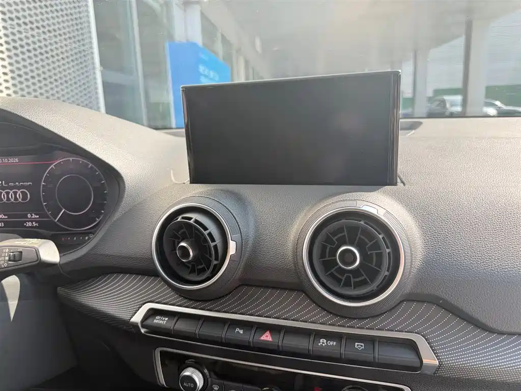 Audi Q2L e-tron — миниатюра 13