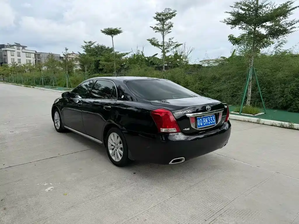 Toyota Crown — миниатюра 6