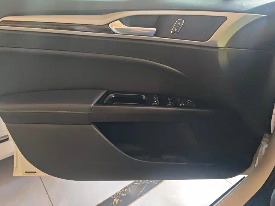 Ford Mondeo — миниатюра 7