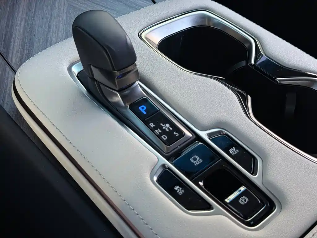 Lexus LM — миниатюра 26