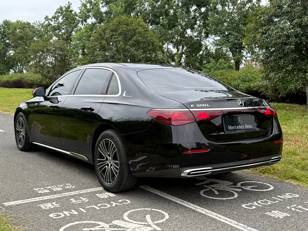 Mercedes-Benz E-Class — миниатюра 8