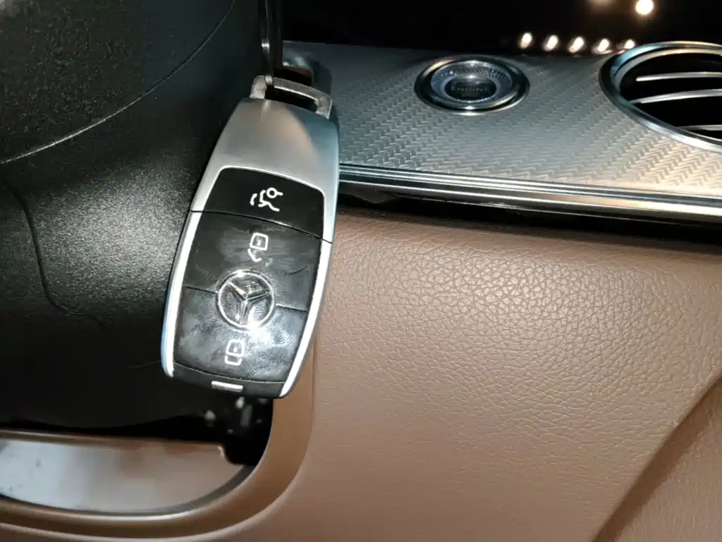 Mercedes-Benz E-Class — миниатюра 9