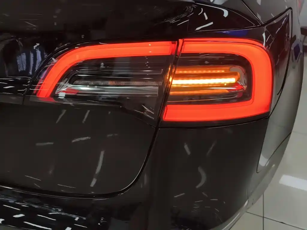 Tesla Model 3 — миниатюра 8