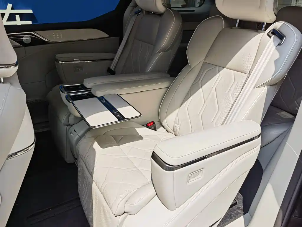 Volvo EM90 — миниатюра 12