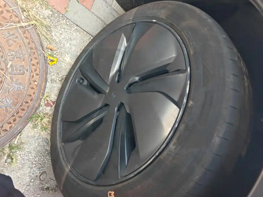 Tesla Model Y — миниатюра 6