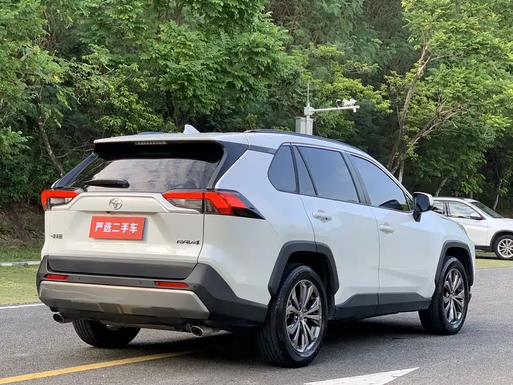 Toyota RAV4 — миниатюра 9