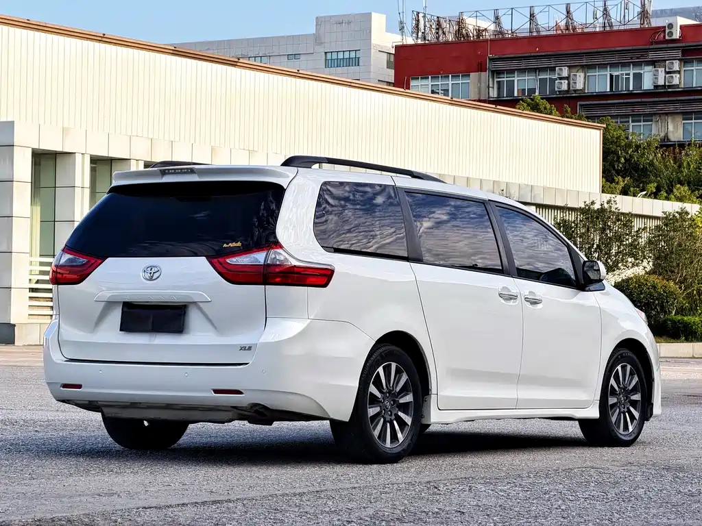 Toyota Sienna — миниатюра 9