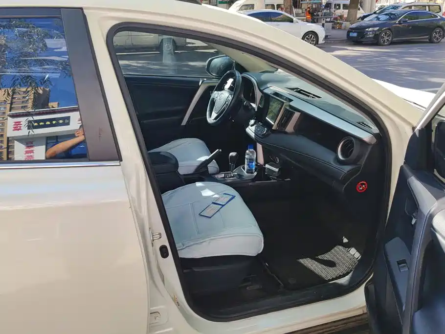 Toyota RAV4 — миниатюра 8