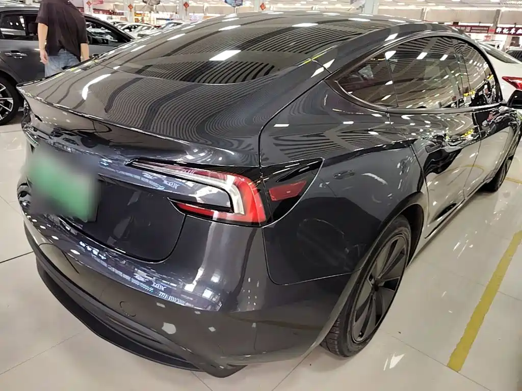 Tesla Model 3 — миниатюра 7