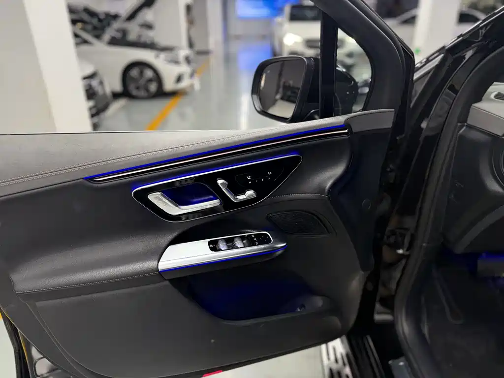 Mercedes-Benz EQE SUV — миниатюра 15