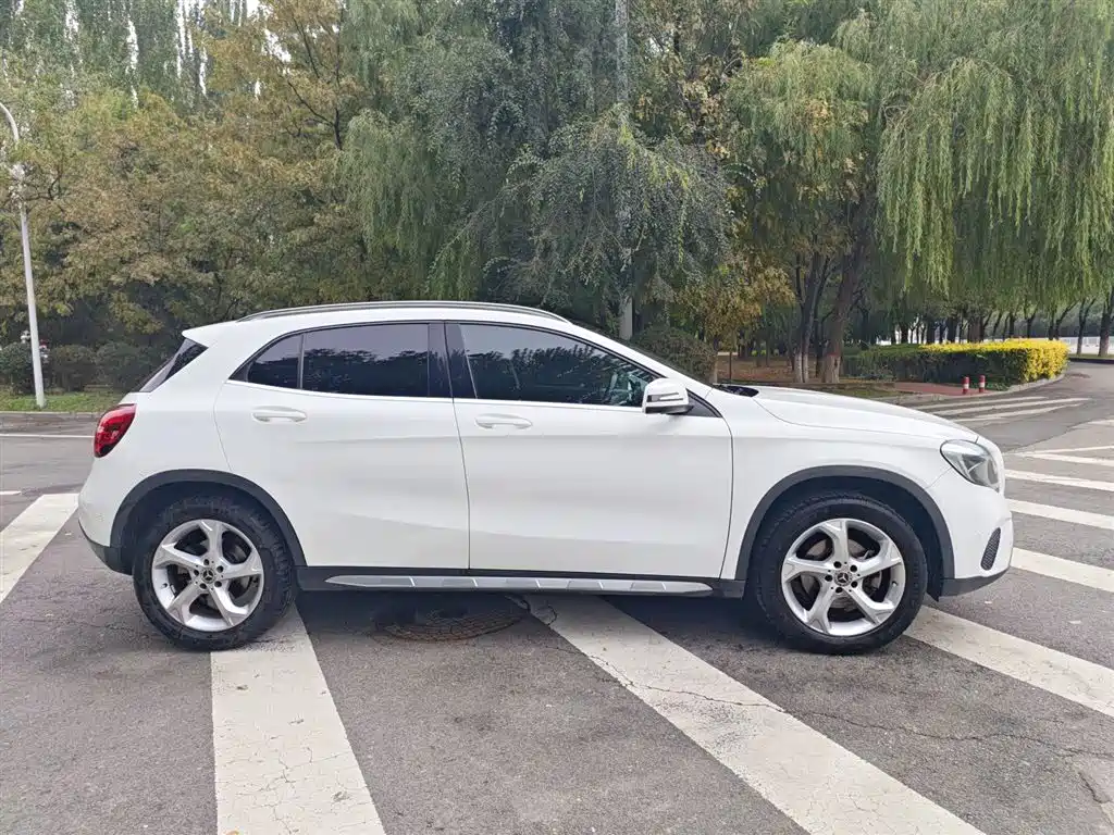 MERCEDES-BENZ  GLA
