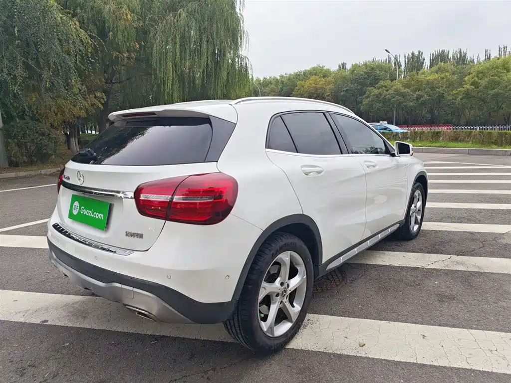 MERCEDES-BENZ  GLA