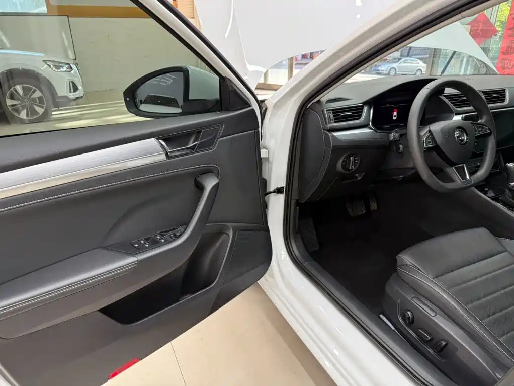 Skoda Superb — миниатюра 8
