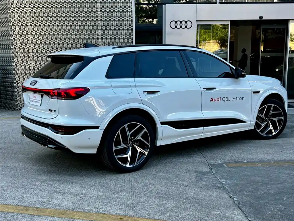 AUDI Q6L E TRON