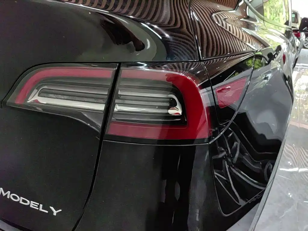 Tesla Model Y — миниатюра 8