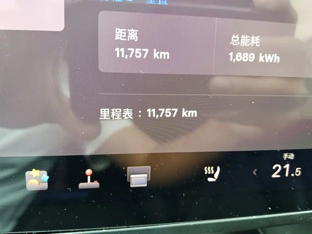 Tesla Model Y — миниатюра 5