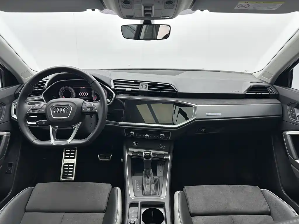 Audi Q3 2023 35 TFSI Fashion (1.4T)